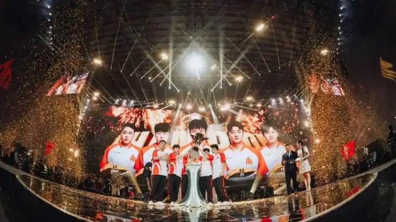足彩比分直播 · 新浪爰彩天天盈球 前腰与组织核心的分工